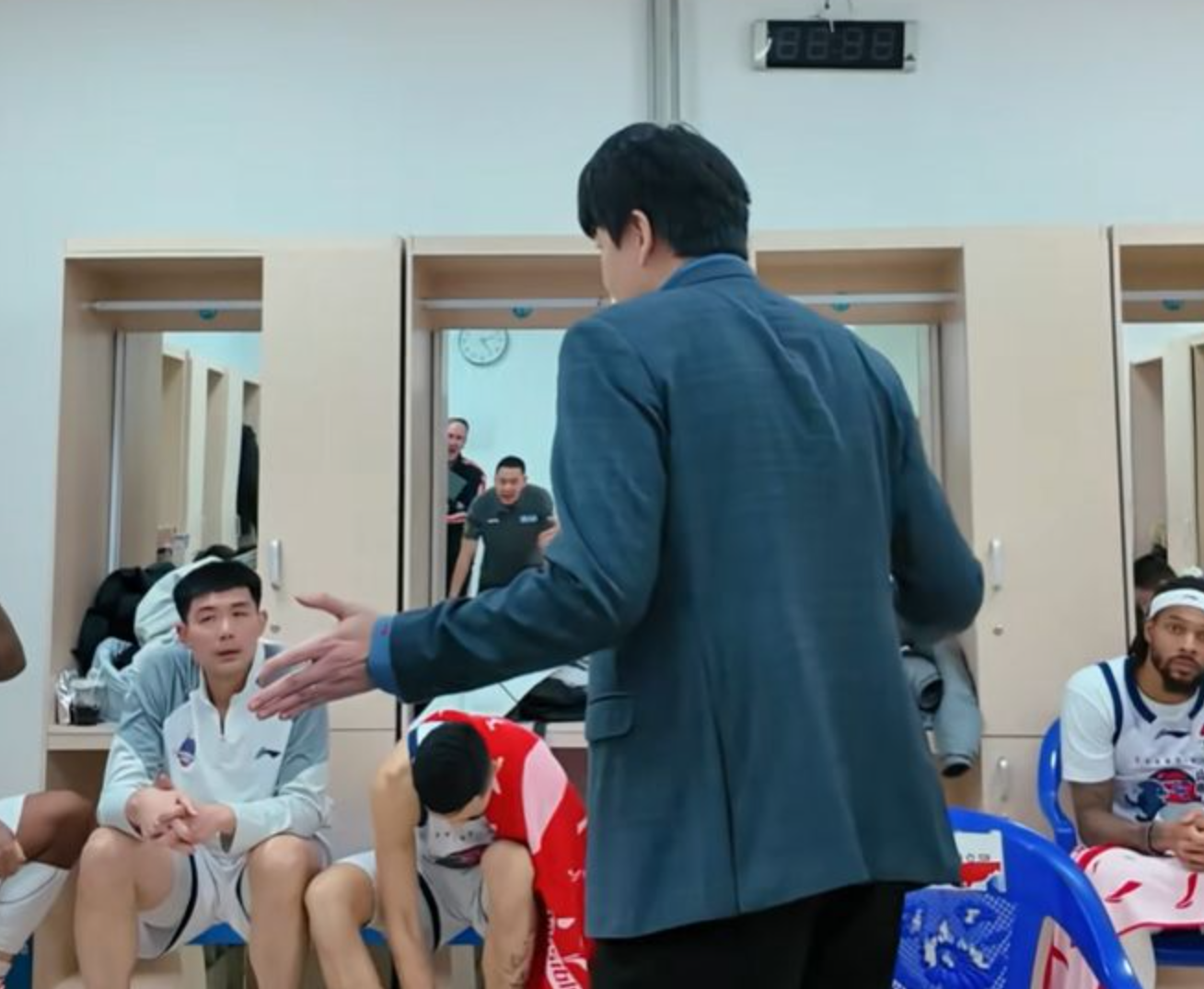 hth体育-赢辽宁5分！山东队连续庆祝，邱彪更衣室讲话内容曝光