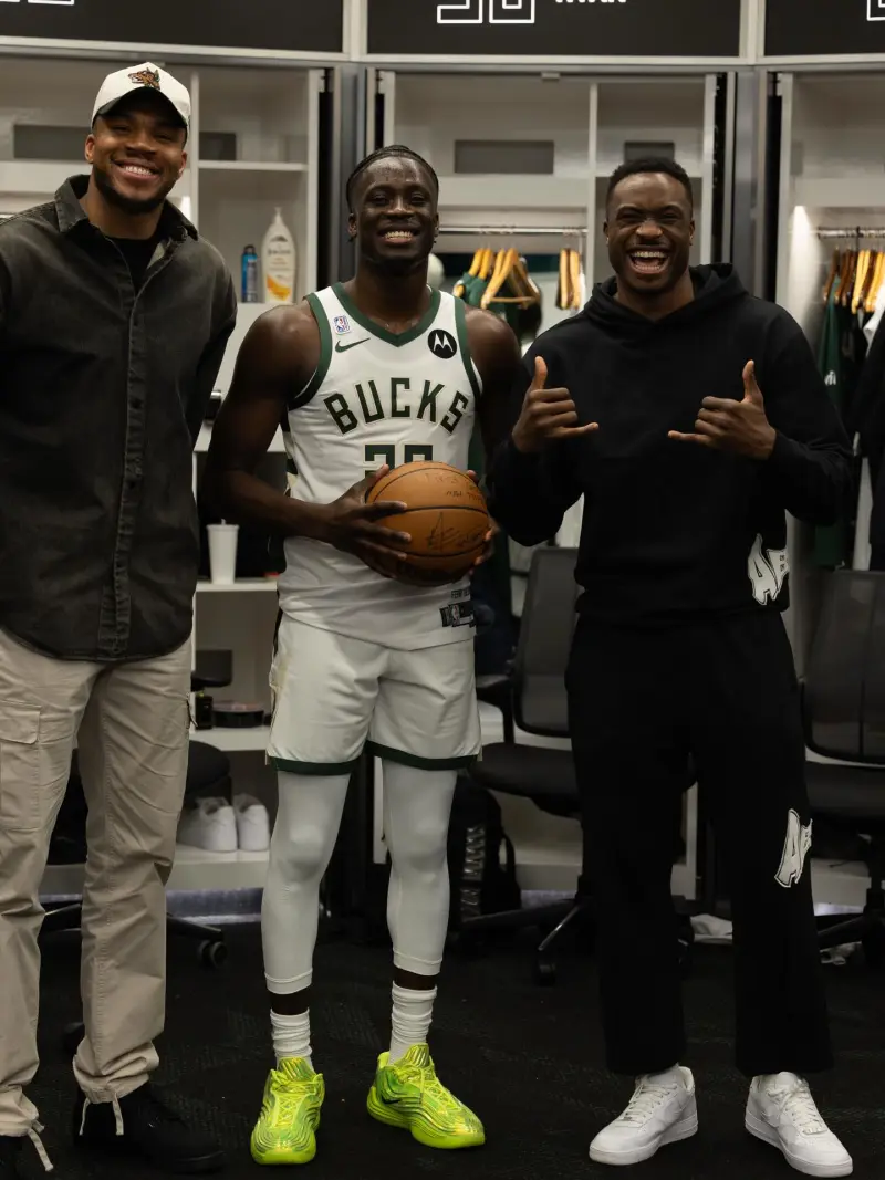 华体会官网入口-扬尼斯-阿德托昆博更新Ins晒近期照片与球迷分享：继续进步