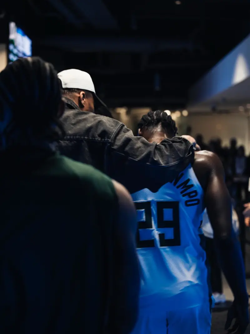 华体会官网入口-扬尼斯-阿德托昆博更新Ins晒近期照片与球迷分享：继续进步