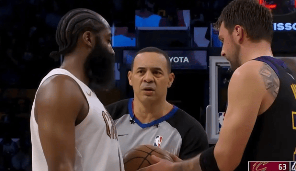 华体会官网入口-詹姆斯让权，东契奇扛旗：湖人锁定季后赛，新老王权平稳交接