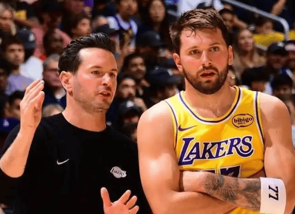 华体会官网入口-詹姆斯让权，东契奇扛旗：湖人锁定季后赛，新老王权平稳交接