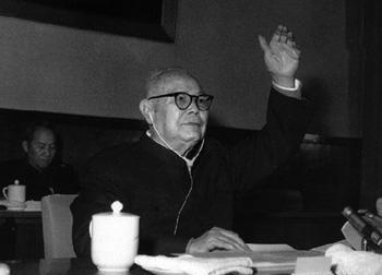 hth体育-1984年叶剑英病危，追悼会花圈已备好，35岁才当医生的钟南山凭什么临危受命救回元帅？