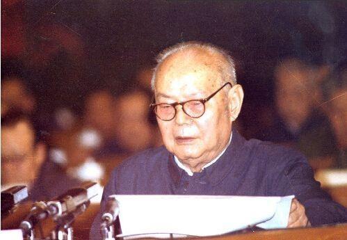 hth体育-1984年叶剑英病危，追悼会花圈已备好，35岁才当医生的钟南山凭什么临危受命救回元帅？