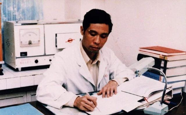 hth体育-1984年叶剑英病危，追悼会花圈已备好，35岁才当医生的钟南山凭什么临危受命救回元帅？