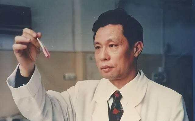 hth体育-1984年叶剑英病危，追悼会花圈已备好，35岁才当医生的钟南山凭什么临危受命救回元帅？