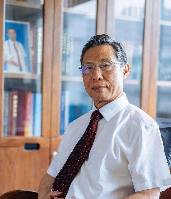 hth体育-1984年叶剑英病危，追悼会花圈已备好，35岁才当医生的钟南山凭什么临危受命救回元帅？